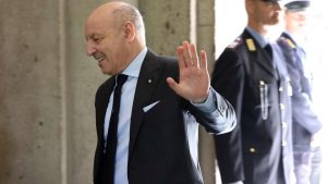 L'assemblea si riunisce e lo saluta 'Grazie di tutto'