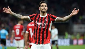 Theo Hernandez a segno con la maglia del Milan - Foto ANSA - Interdipendenza.net