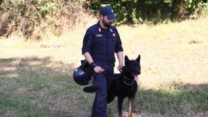Un agente con il cane antidroga - Foto Lapresse - Interdipendenza.net