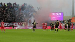 Fumogeni in campo - Foto Lapresse - Interdipendenza.net