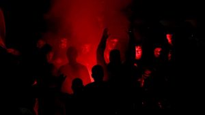 I tifosi lanciano fumogeni - Foto Lapresse - Interdipendenza.net
