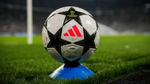 Un pallone in un campo di calcio - Foto Lapresse - Interdipendenza.net