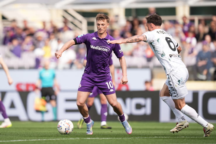 Albert Gudmundsson con la maglia della Fiorentina - Foto Lapresse - Interdipendenza.net