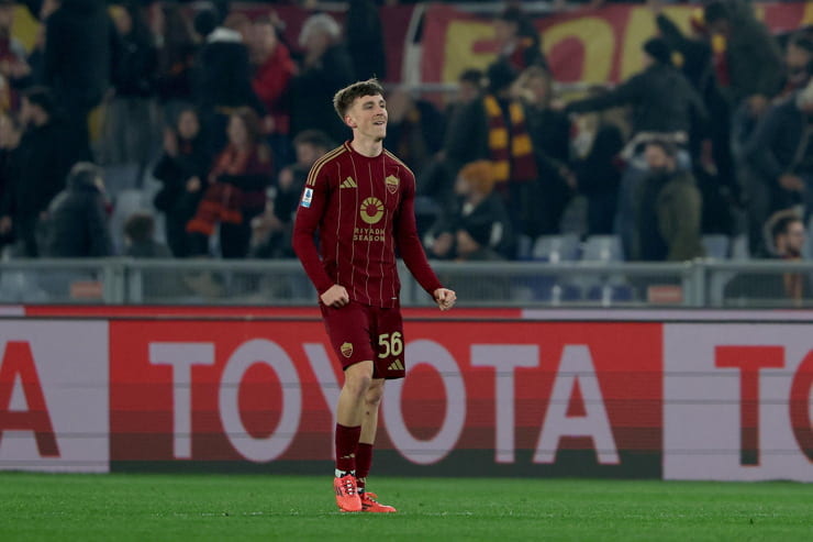 Alexis Saelemaekers in campo con la maglia della Roma - Foto Lapresse - Interdipendenza.net