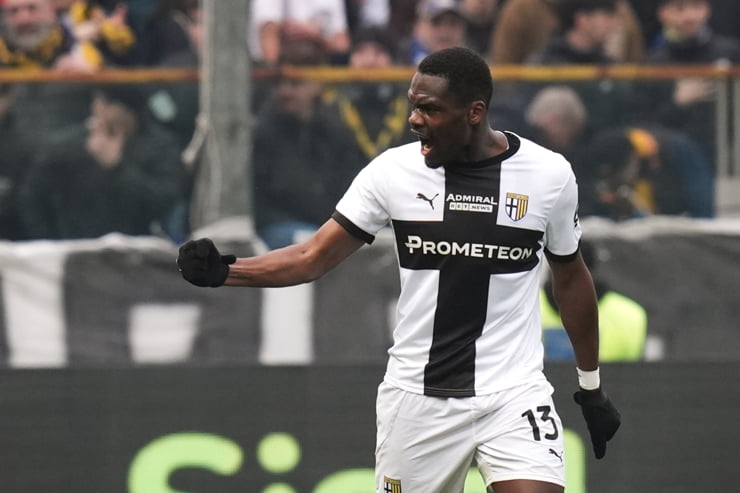 Bonny a segno con la maglia del Parma - Foto Lapresse - Interdipendenza.net