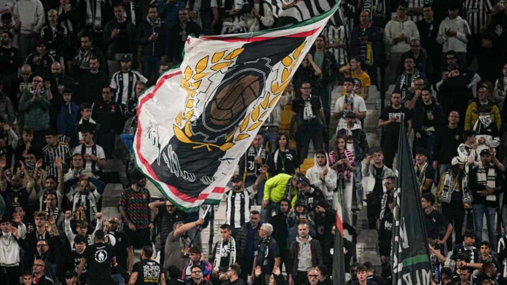 I tifosi della Juventus in curva - Foto Lapresse - Interdipendenza.net