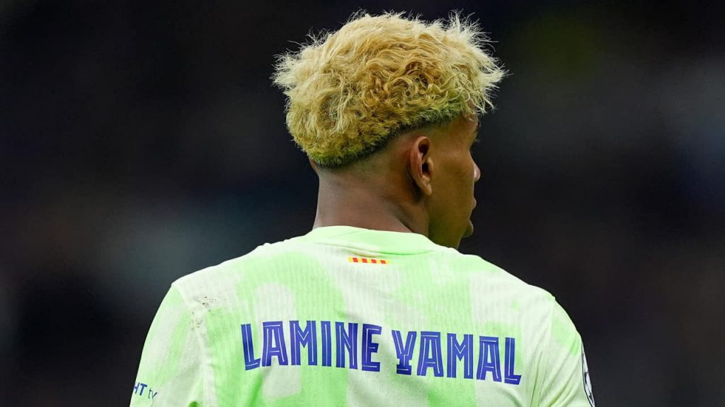 Lamine Yamal in campo con la maglia del Barcellona - Foto Lapresse - Interdipendenza.net