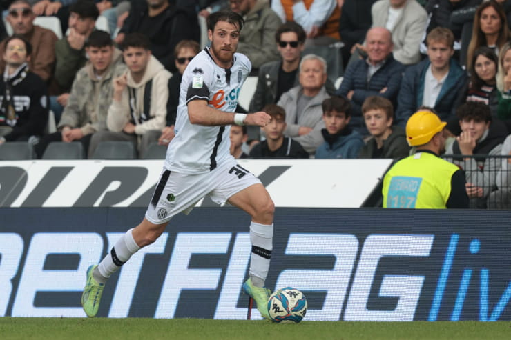 Simone Bastoni in campo con la maglia del Cesena - Foto Lapresse - Interdipendenza.net
