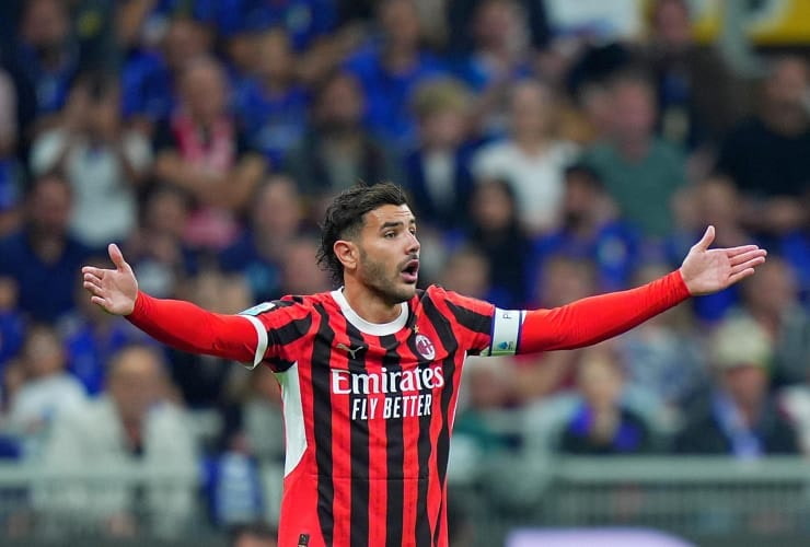 Theo Hernandez protesta con l'arbitro - Foto Lapresse - Interdipendenza.net