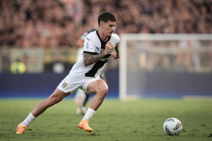 Man in campo con la maglia del Parma - Foto Lapresse - Interdipendenza.net