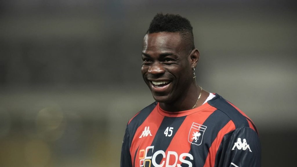 Mario Balotelli in campo con la maglia del Genoa - Foto Lapresse - Interdipendenza.net
