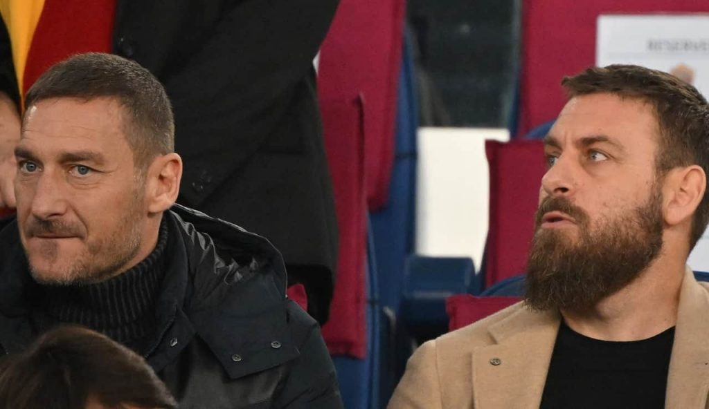 Francesco Totti e De Rossi in tribuna - Foto Lapresse - Interdipendenza.net