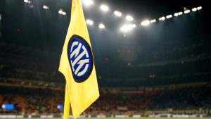 La bandierina con lo stemma dell'Inter - Foto Lapresse - Interdipendenza.net