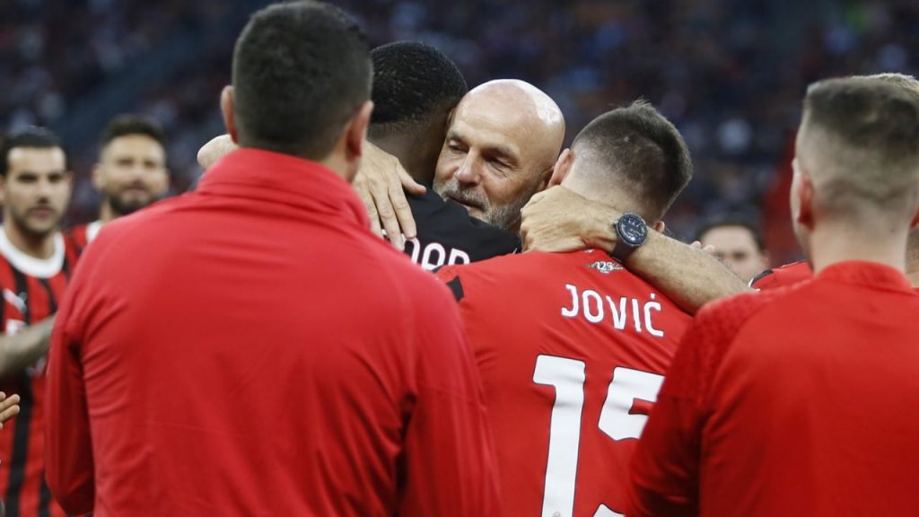 Stefano Pioli abbraccia i giocatori del Milan - Foto Lapresse - Interdipendenza.net