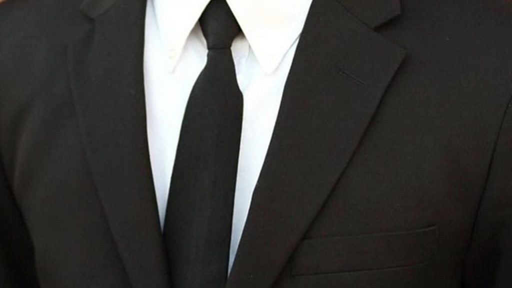 Un uomo in giacca e cravatta - Foto Pixabay - Interdipendenza.net