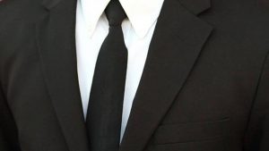 Un uomo in giacca e cravatta - Foto Pixabay - Interdipendenza.net